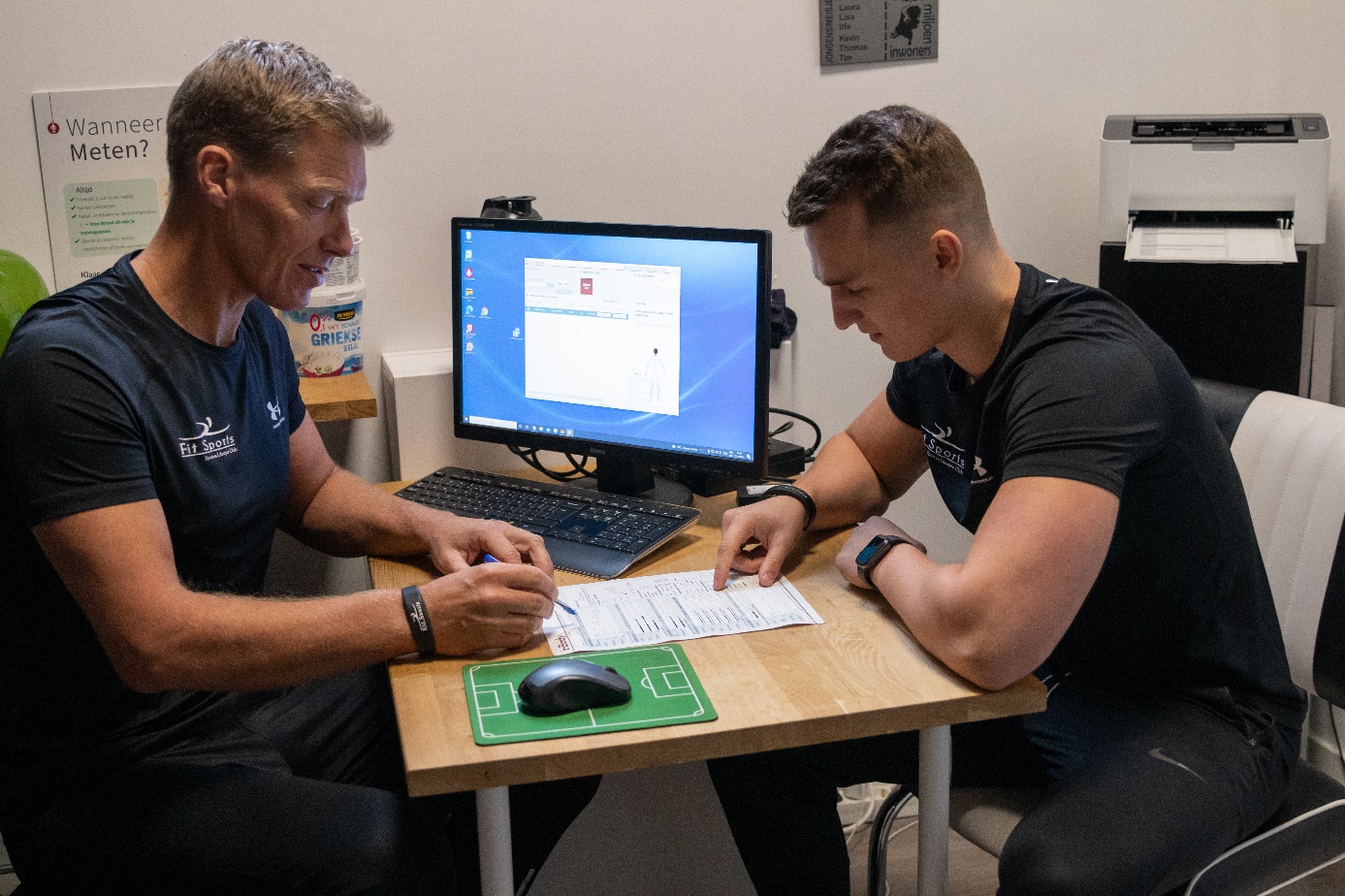 Niek Timmer neemt tijdens de intake de meetresultaten door met een klant